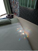 トリート(treat)/西日で虹色が差し込んでくる