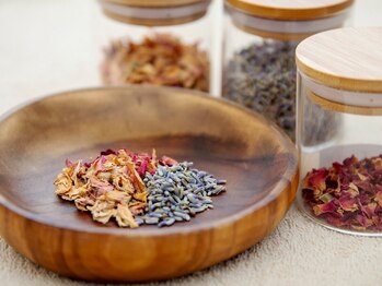 コハナ(cohana.)の写真/《完全オーダーメイドのよもぎ蒸し》身体の状態によって30種類のハーブから選択♪芯から温め冷え改善◎