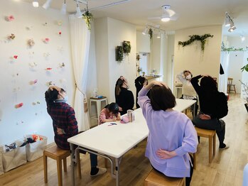 マドカヨガビューティーオフィス(MADOKA YOGA BEAUTY OFFICE)/イベントでのチェアヨガ風景