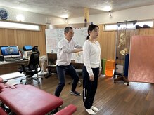 うるうカイロプラクティック院の雰囲気（背骨を指でなぞると歪み、皮膚、筋膜、筋肉の変化が分かります）