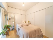 ロシュニの雰囲気（落ち着いた照明と柔らかいカラーで統一された店内 小顔&美容整体）