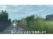 ユイット ルッカ(Huit Lucca)/【入居者募集中】の看板を曲がる