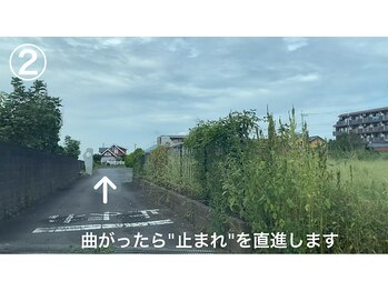 ユイット ルッカ(Huit Lucca)/【入居者募集中】の看板を曲がる