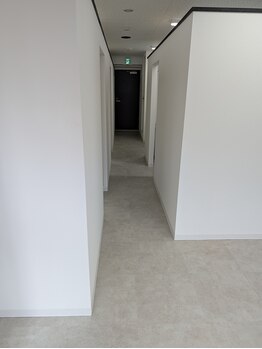 マユカ 福岡薬院店(Mayuka)/個室で仕切られています