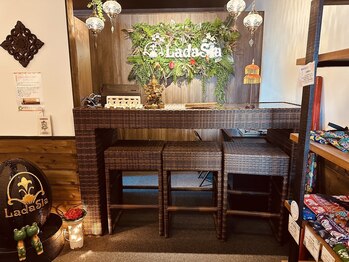 ラダシア 向ケ丘遊園店/受付