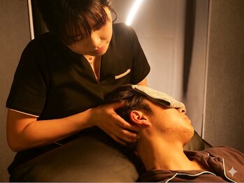 オム(HOMME)の写真/高級感のある個室でゆったりリラックス♪間接照明で非日常感を演出◇アロマの香りもお楽しみください♪