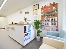 しま整骨院/落ち着いた待合室と受付