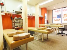 かわな整骨院/整体院の雰囲気（清潔な空間を心がけています。オレンジは院のカラーになります。）