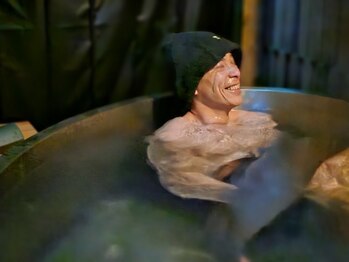 コーワ サウナ(KOWA SAUNA)の写真/【今度のサ活はKOWAで】本格バレルサウナ×アロマロウリュ★ブレインスリープで深く整う男の完全貸切サウナ
