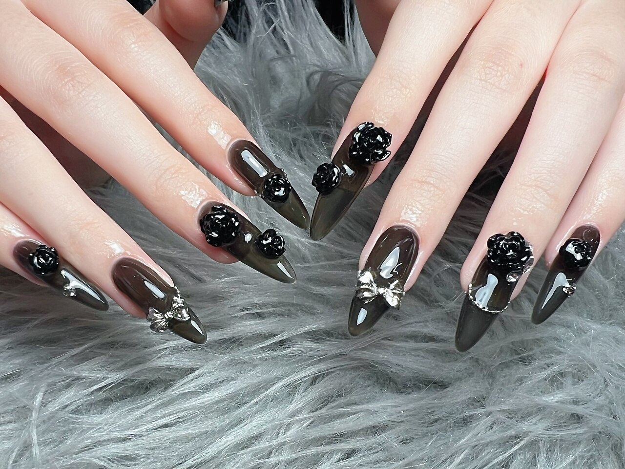 2025年秋トレンド】ブラック（黒）のネイルデザイン集｜人気順