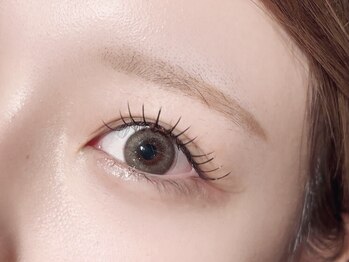 チオン アイラッシュ(CHION eyelash)の写真/【当店オススメの“フラットラッシュ”で理想のお目元を実現♪】付け心地が軽く、モチの良さも◎