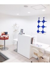 ポーラ ザ ビューティ 烏丸蛸薬師店(POLA THE BEAUTY)/白を基調とした明るい店舗