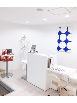ポーラ ザ ビューティ 烏丸蛸薬師店(POLA THE BEAUTY)/白を基調とした明るい店舗
