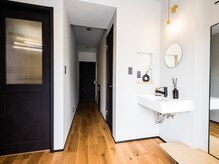 白黒を基調とした落ち着いた空間