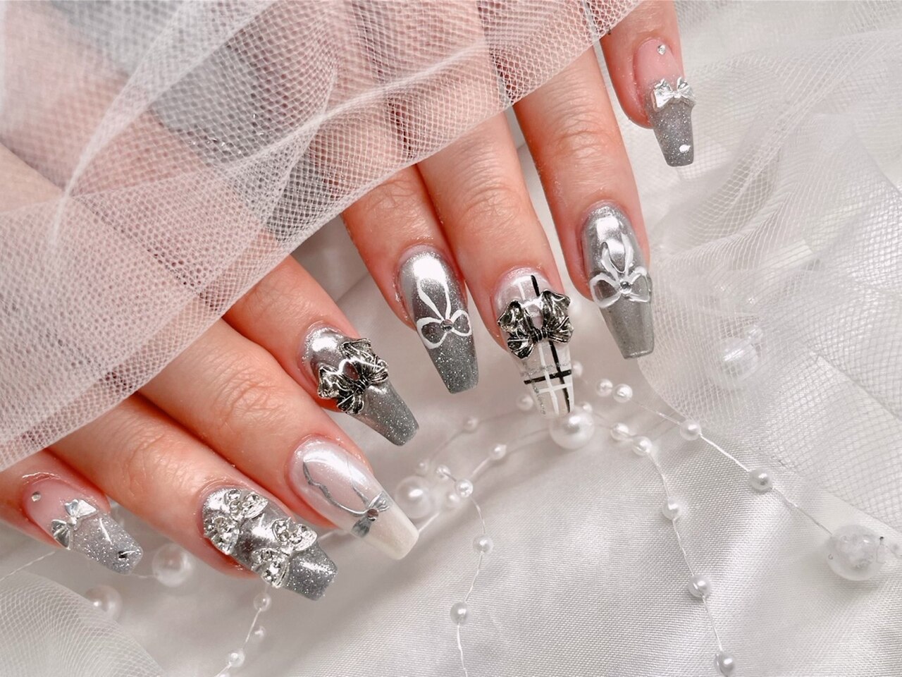2025年-2026年冬トレンド】シルバーミラーのネイルデザイン集｜人気順