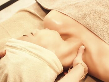 ビシンボディー 武蔵小杉新丸子店(Bishin Body)の写真/《首肩リンパドレナージュ(ヘッドスパ付き70分￥7980》デスクワークやスマホで首肩がつらい方にオススメ★