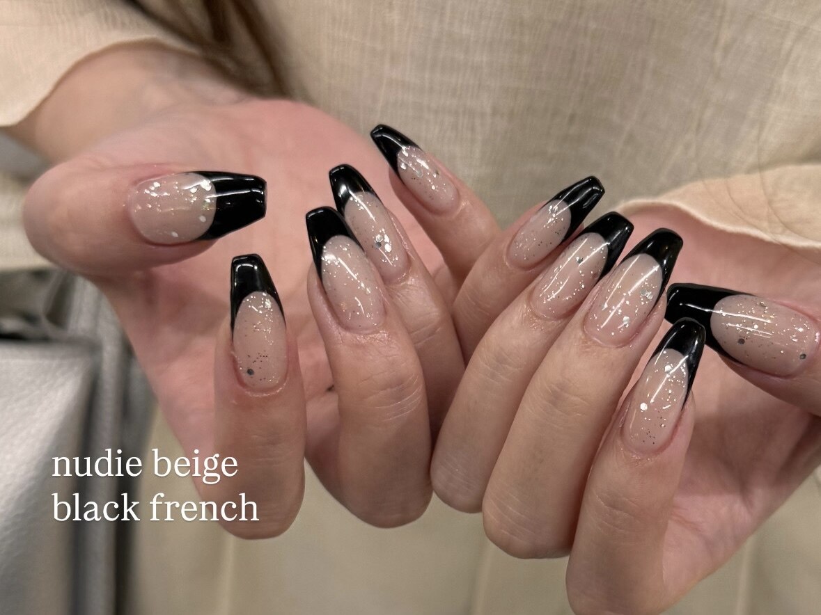 2025年-2026年冬トレンド】ブラック（黒）のネイルデザイン集｜人気順