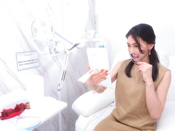 ホワイトニングサロンリセット 白金高輪(RESET)/SETP4 ジェルを歯に塗る