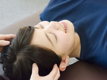 リラク 新横浜プリンスペペ店(Re.Ra.Ku)の写真/【PC・スマホ疲れに】ドライヘッドスパで頭と目元をリフレッシュ。短時間でも視界がクリアに！