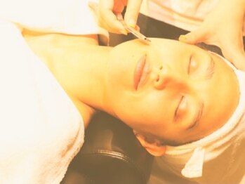 ツーエイチバーバー 新宿理容室(2H barber)/ミストを当てながらお剃りします