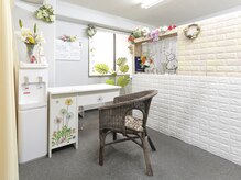 きまた整体院の雰囲気（緑やお花が多い店内には、優しい音楽が流れる癒しの空間です。）