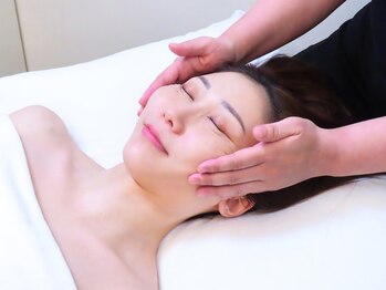 ライズサロン(RiseSALON)の写真/癒着した筋膜・骨膜をゆるめ、小顔を土台から造ります。ホウレイ線やたるみ改善にも頭皮から引き上げ