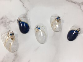 白マーブルのキラキラネイル