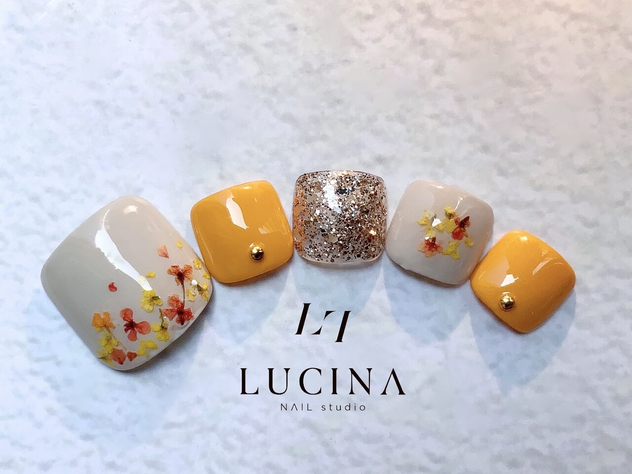 2026年冬トレンド】メタルパーツ フラワー フットのネイルデザイン集