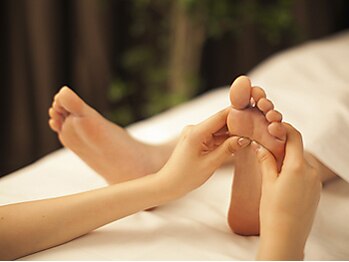 リラクゼーションサロン クイーンズウェイ 横浜地下街ポルタ(Queensway)の写真/【膝~足裏まで★フットリフレ55分】首肩10分込が嬉しい♪足元を温めながらの施術で癒やされ、脚スッキリ！