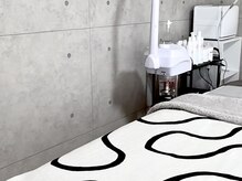 サロンナナジュウニ(Salon72)の雰囲気(【完全プライベート空間】コンクリート調で落ち着く店内)