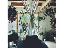 そ ゆるめる整体の雰囲気（森の香りで癒されて。あなたの身体と対話しながら丁寧に大切に。）