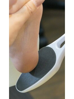 ネイルアンドフットケアサロン エス(S)の写真/ディプロマ所有の技術でタコや乾燥をケア!フワフワかかとへ導くパック体験♪