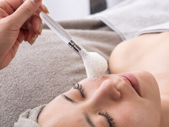 リボーン(Reborn)の写真/《月イチの肌管理で、理想の女優肌へ》低刺激のピーリングで肌細胞の根本から改善し毛穴・ニキビ徹底ケア◎