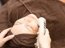 アクーディアサロン 高崎店/美顔器/EMS施術の様子
