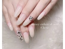 シェリエ(Cherie)/ストーン×Vカットネイル