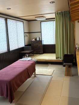 手もみ処 沈丁花の写真/20畳にベッド1台なプライベートサロンにて、歴20年以上のベテラン店主が、しっかりとお揉み致します◎