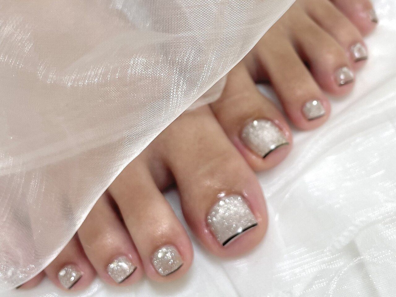 2025年-2026年冬トレンド】シルバー フレンチ フットのネイルデザイン