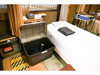 中村温灸院/荷物入れ