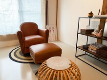 クマノテ 松陰神社前/包み込まれる本革ソファ