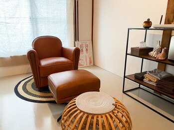 クマノテ 松陰神社前/包み込まれる本革ソファ