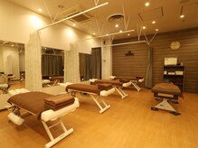 ボディライト 梅田店の雰囲気(清潔感ある広い空間は施術中カーテンで仕切りリラックス空間へ)