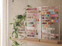 ミーネイル(mi-nail)の雰囲気(マグネットやフラッシュも豊富!約200色以上のバリエーション♪)