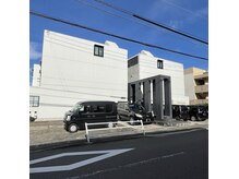 エンジョイネイル(N'joy nail)の雰囲気（入口は真ん中のトンネルみたいな所の奥にインターホンがあります）
