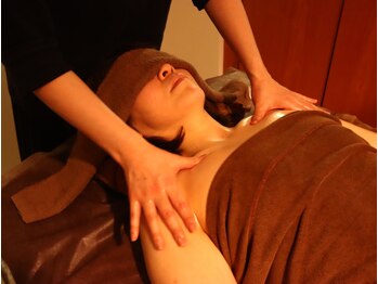 テアテ(TEATE)/デコルテも丁寧に