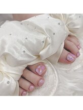 フットネイルも人気♪ハンドフット同時施術も可能です！