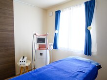 店名にちなんで海のブルーを基調とした爽やかな施術ルームです。