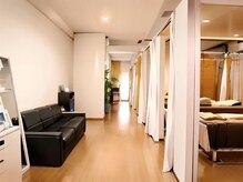 こりほぐし家/広々とした待合スペース