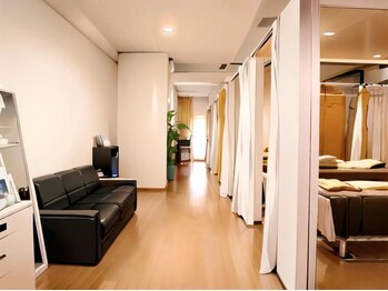 こりほぐし家/広々とした待合スペース