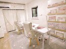 白を基調とした落ち着いた店内