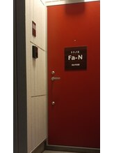 トトノエ ファン(Fa-N)/赤い玄関ドア、看板が目印です